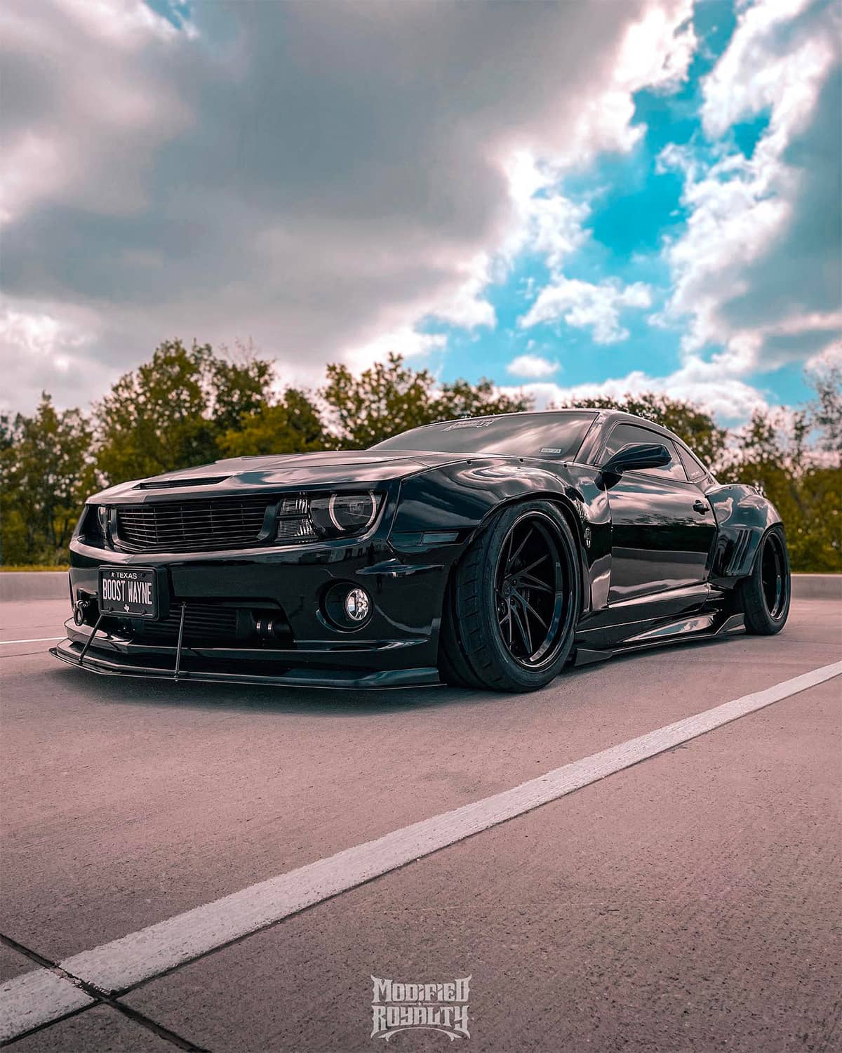 This wide-body Camaro SS sits on a set of wide Vorsteiner VFN-312 rims sized 20×10 front and 20×11 rear, wrapped in Nitto NT05R tires sized 275/40/20 and 315/35/20 accordingly.