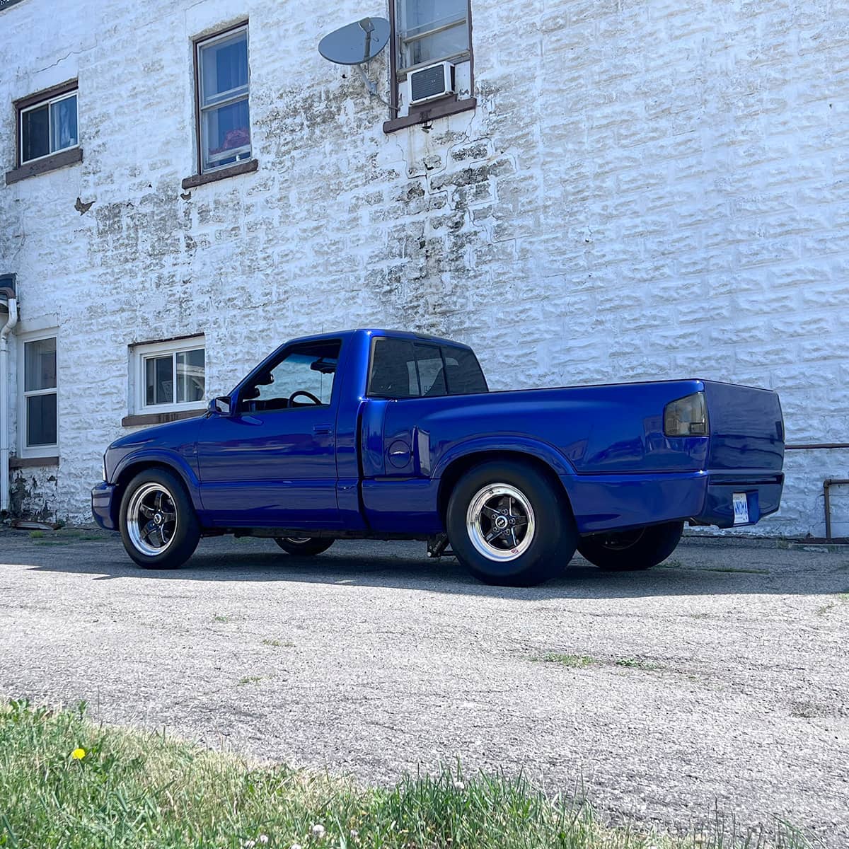 Modded GMC Sonoma custom painted in electric blue color