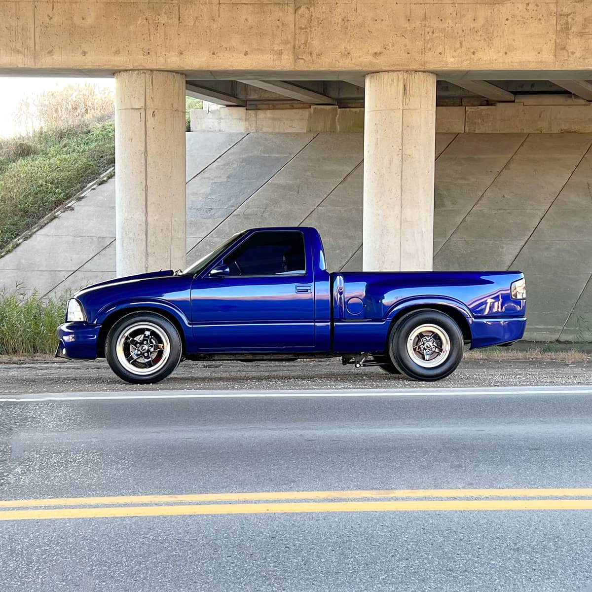 Modified Chevy S10/ GMC SOnoma on 18×4.5 Front Weld s71 RTS wheels and 15×10 on the rear with 275/60/15 Mickey Thompson ET Streets